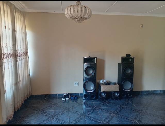 3 BEDROOM HOUSE FOR SALE IN UMLAZI BB